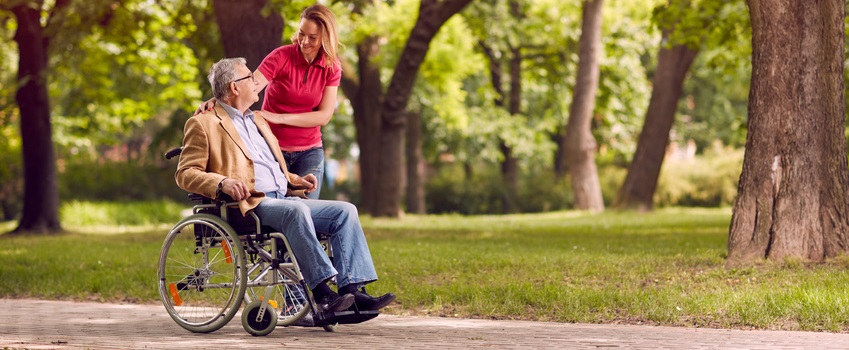 Raus in die Natur: Mit dem Rollstuhl ist das auch für bewegungseingeschränkte Menschen möglich ©luckybusiness | Fotolia.com